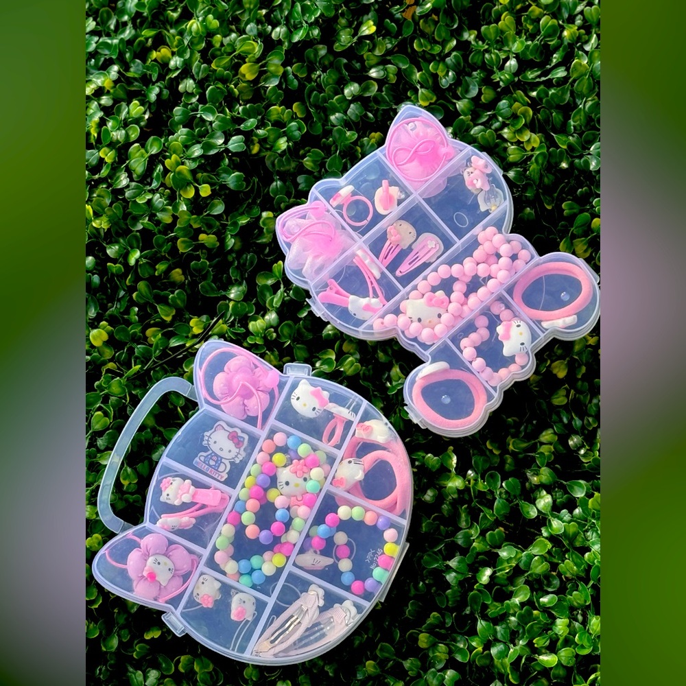 New accessory for girls with the design of the head and body of hello kitty